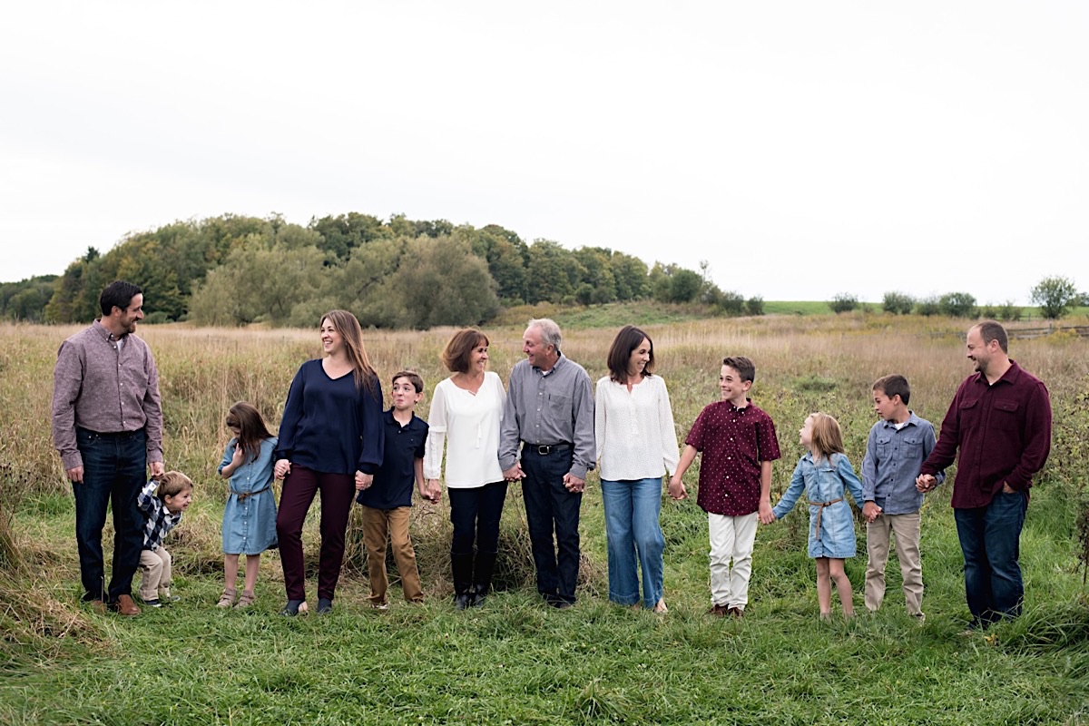 Extended family photoshoot outdoors